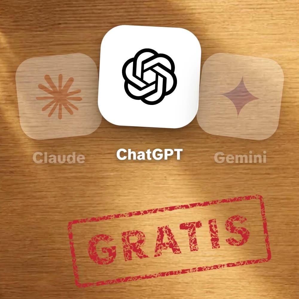Los íconos de Claude, ChatGPT y Gemini sobre una mesa de madera, con ChatGPT elegido al frente y un sello rojo que dice Gratis