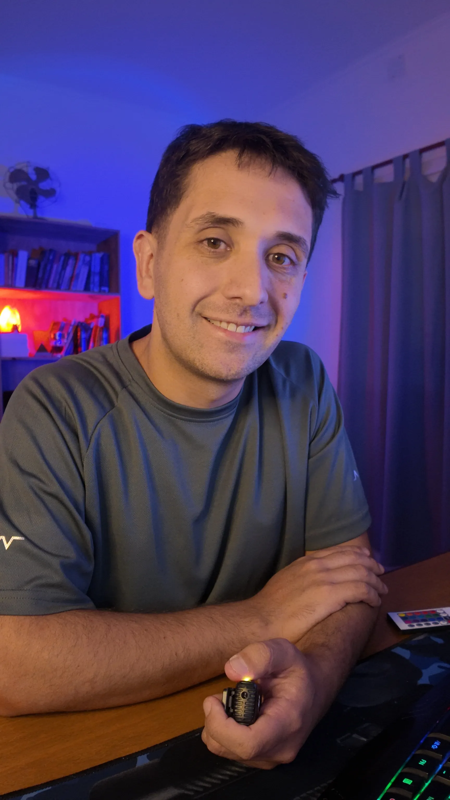Pablo Carballo, consultor en IA aplicada y desarrollador de software, en su escritorio